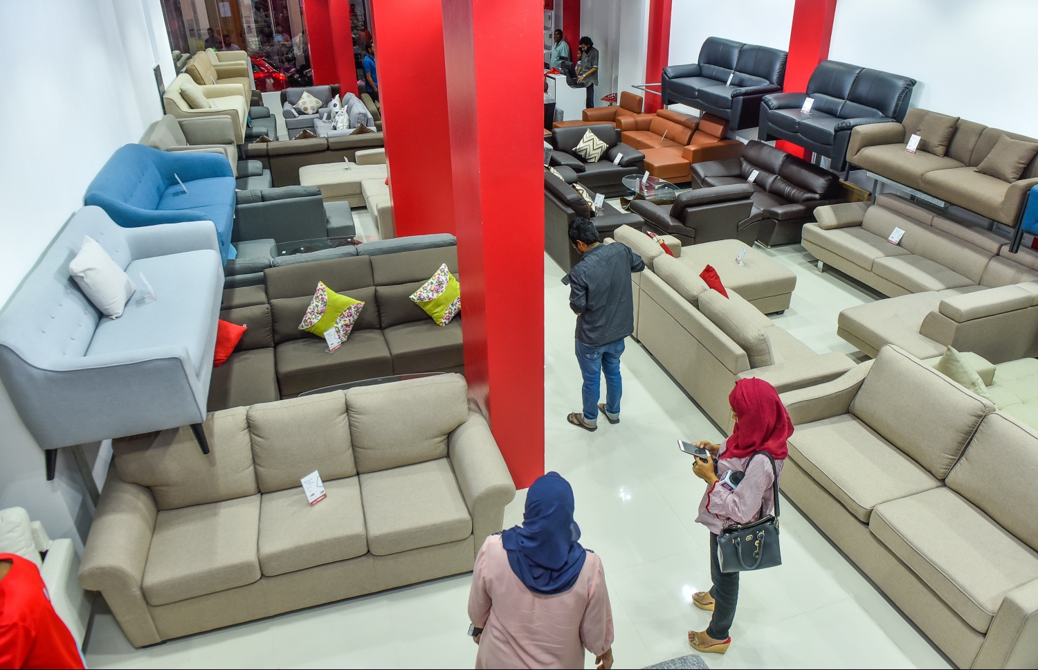 ރެޑްވޭވް ލިވިން: މިތަނުން ވިއްކާ އެއްޗެހީގެ އަގު މާކެޓުގެ އަގުތަކާ އަޅާ ބަލާއިރު ހެޔޮ ވާނެ ކަމަށް އެ ފިހާރަ އިން ބުނޭ.-- ފޮޓޯ: ނިޝާން އަލީ/މިހާރު