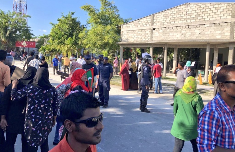 އައްޑޫގައި އިދިކޮޅު މީހުންގެ ހަރަކާތަށް ފުލުހުން ހުރަސް އަޅައިފި