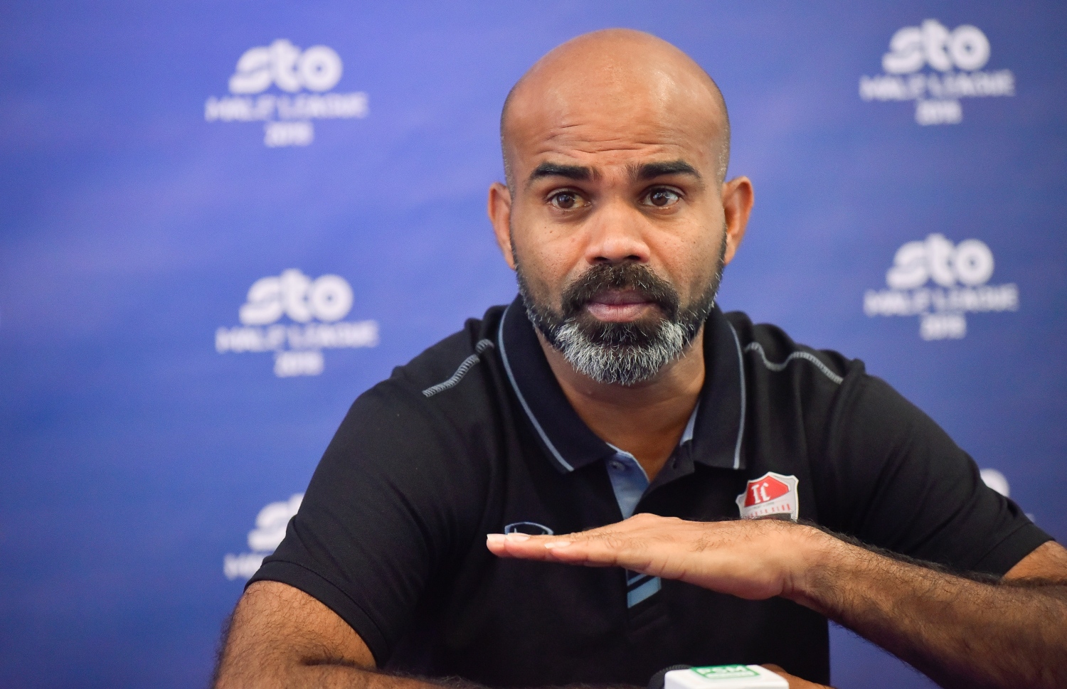 ޓީސީގެ ކޯޗު މުހައްމަދު ނިޒާމް (ނިޒާމްބެ) ނޫސްވެރިންގެ ބައްދަލުވުމެއްގެ ތެރެއިން. -- ފޮޓޯ: ނިޝާން އަލީ/ މިހާރު