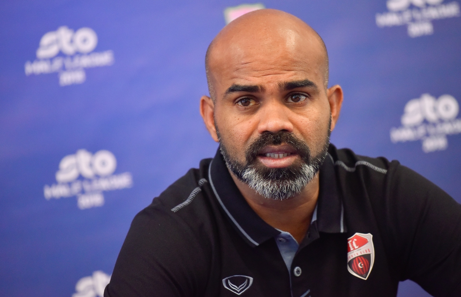 ޓީސީގެ ކޯޗު މުހައްމަދު ނިޒާމް (ނިޒާމްބެ) ނޫސްވެރިންގެ ބައްދަލުވުމުގައި ވާހަކަ ދައްކަނީ. -- ފޮޓޯ: ނިޝާން އަލީ/ މިހާރު