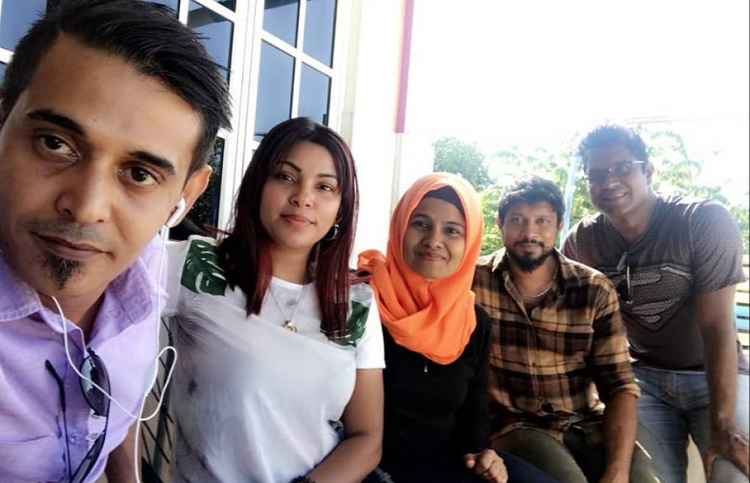 ނަހުލާ "ހުވާ" ގެ ބައެއް ކާސްޓުންނާ އެކު.