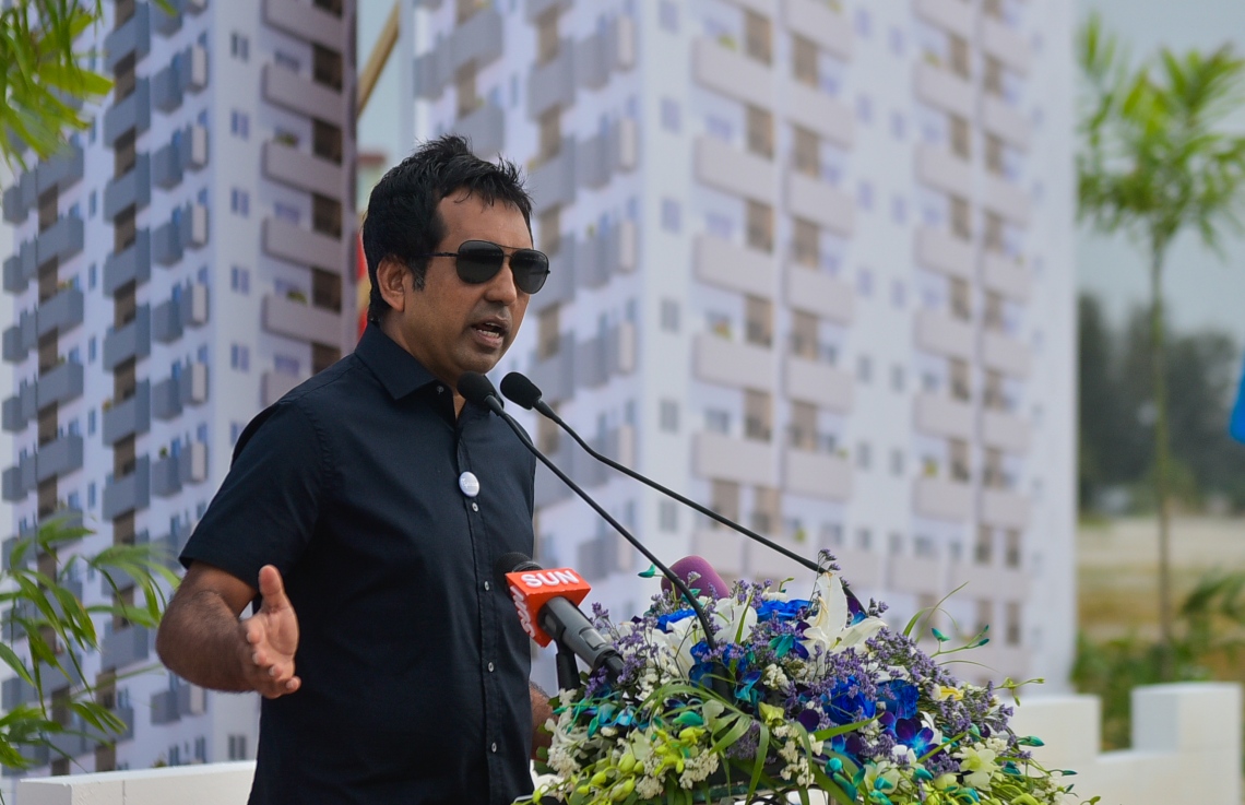 ހުޅުމާލެ: ފެބްރުއަރީ 26، 2018- އެސްޓީއޯ އިން ހުޅުމާލޭގައި ހަދާ 15 ބުރީގެ ރެޒިޑެންޝަލް ދެ ޓަވަރުގެ ބިންގާ އެޅުމުގެ ރަސްމިއްޔާތުގައި އިކޮނޮމިކް މިނިސްޓަރު ސައީދު ވާހަކަ ދައްކަވަނީ.---ފޮޓޯ: ހުސެއިން ވަހީދު/މިހާރު