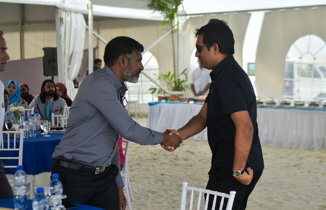 ހުޅުމާލެ: ފެބްރުއަރީ 26، 2018- އެސްޓީއޯ އިން ހުޅުމާލޭގައި ހަދާ 15 ބުރީގެ ރެޒިޑެންޝަލް ދެ ޓަވަރުގެ ބިންގާ އެޅުމުގެ ރަސްމިއްޔާތުގައި އިކޮނޮމިކް މިނިސްޓަރު ސައީދު (ކ) އާއި އެ ކުންފުނީގެ ޗެއާމަން ސާލިމް ސަލާމް ކުރައްވަނީ.---ފޮޓޯ: ހުސެއިން ވަހީދު/މިހާރު