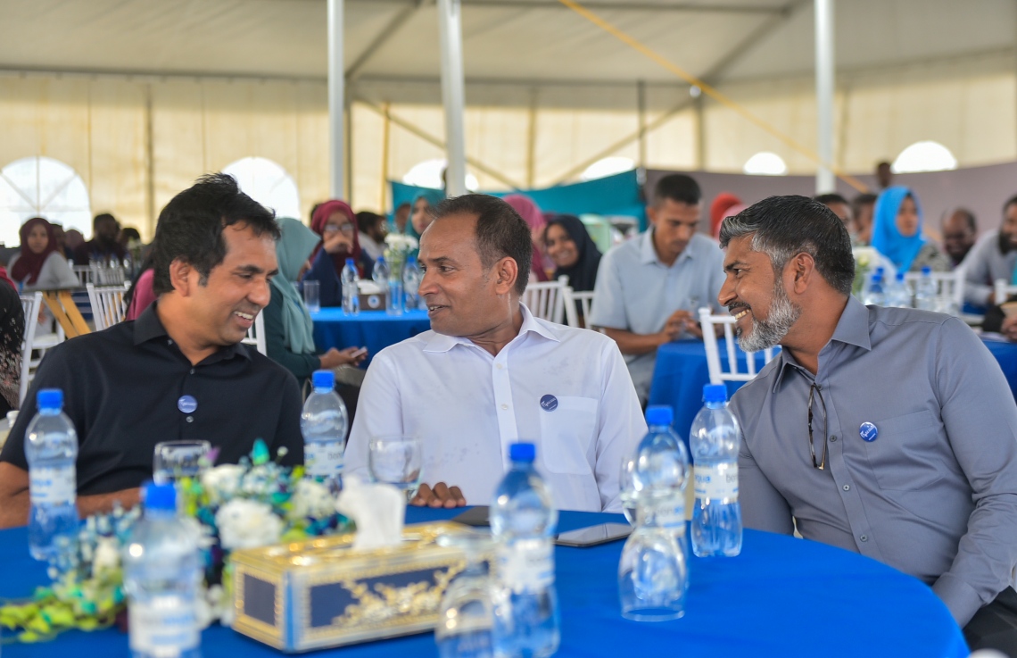 ހުޅުމާލެ: ފެބްރުއަރީ 26، 2018- އެސްޓީއޯ އިން ހުޅުމާލޭގައި ހަދާ 15 ބުރީގެ ރެޒިޑެންޝަލް ދެ ޓަވަރުގެ ބިންގާ އެޅުމުގެ ރަސްމިއްޔާތުގައި (ކ-ވ) އެ ކުންފުނީގެ ޗެއާމަން ސާލިމް އާއި އެމްޑީ ޝަހީރު އަދި އިކޮނޮމިކް މިނިސްޓަރު ސައީދު ބައިވެރިވެވަޑައިގަންނަވަނީ.---ފޮޓޯ: ހުސެއިން ވަހީދު/މިހާރު