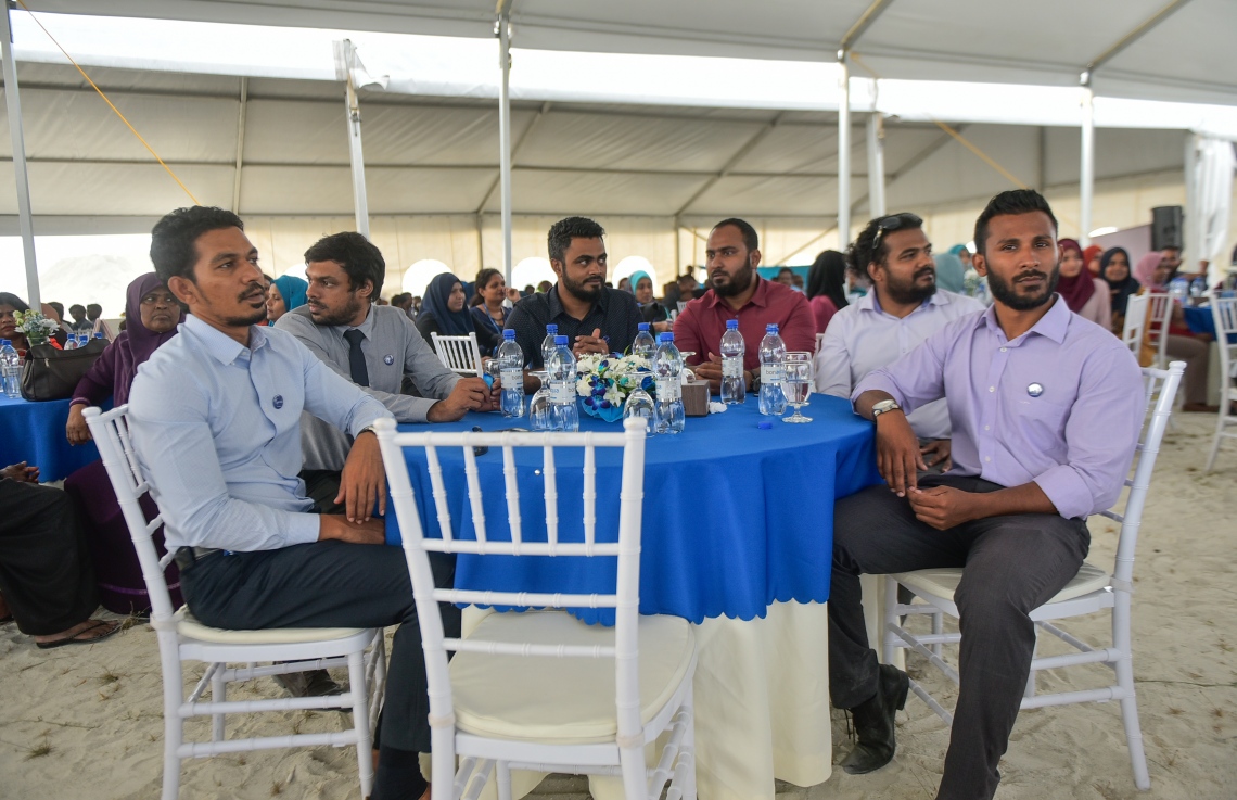 ހުޅުމާލެ: ފެބްރުއަރީ 26، 2018- އެސްޓީއޯ އިން ހުޅުމާލޭގައި ހަދާ 15 ބުރީގެ ރެޒިޑެންޝަލް ދެ ޓަވަރުގެ ބިންގާ އެޅުމުގެ ރަސްމިއްޔާތުގައި ބައިވެރިވި ބައެއް މީހުން.---ފޮޓޯ: ހުސެއިން ވަހީދު/މިހާރު