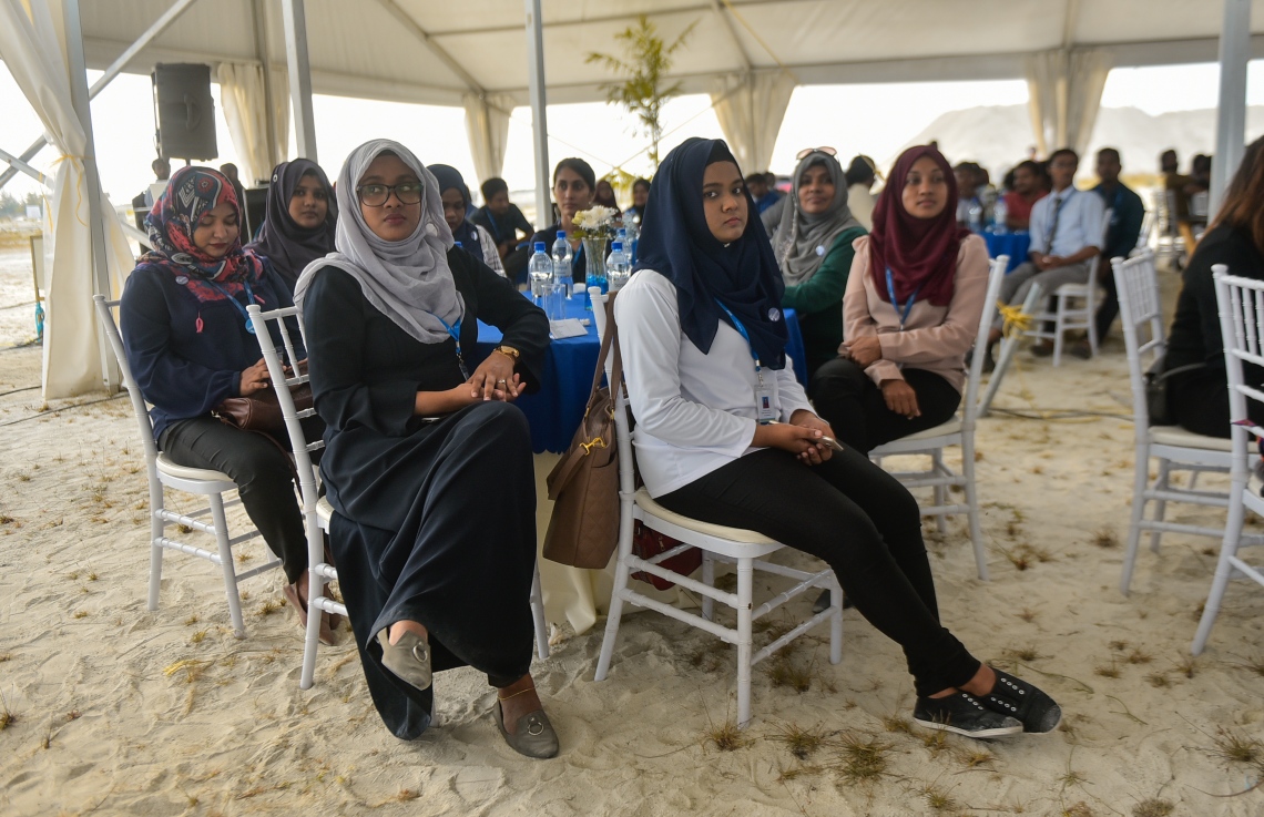 ހުޅުމާލެ: ފެބްރުއަރީ 26، 2018- އެސްޓީއޯ އިން ހުޅުމާލޭގައި ހަދާ 15 ބުރީގެ ރެޒިޑެންޝަލް ދެ ޓަވަރުގެ ބިންގާ އެޅުމުގެ ރަސްމިއްޔާތުގައި ބައިވެރިވި އެ ކުންފުނީގެ ބައެއް މުވައްޒަފުން.---ފޮޓޯ: ހުސެއިން ވަހީދު/މިހާރު