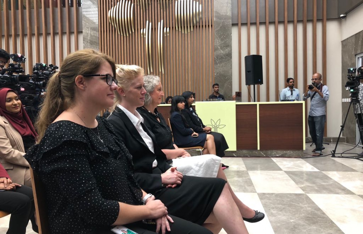 ޓްރީ ޓޮޕް ހޮސްޕިޓަލްގެ އިސްވެރިން މިއަދު ބޭއްވި ނިއުސް ބްރީފިންގައި، ބައިވެރިވި އެތަނުގެ ބައެއް މުވައްޒަފުން.---ފޮޓޯ: މިހާރު