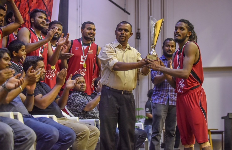 ފިރިހެން ޑިވިޝަނުގެ ޗެމްޕިއަންކަން ޓީރެކްސް އަށް