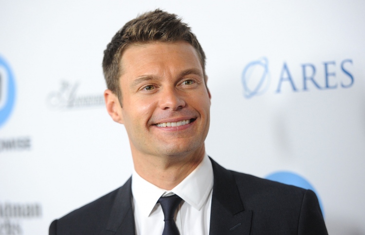 އެމެރިކަން އައިޑޮލްގެ ހޯސްޓް ހޫނު ފެނުގައި