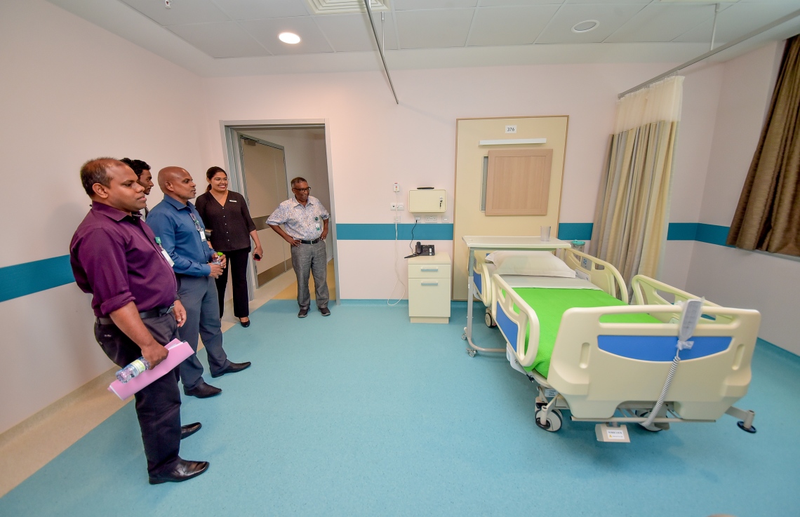 ހުޅުމާލެ: ފެބްރުއަރީ 28، 2018- ޓްރީ ޓޮޕް ހޮސްޕިޓަލް ހިންގާ ޓްރީ ޓޮޕް އިންވެސްޓްމެންޓުގެ އެއް ޑިރެކްޓަރު ސަލީމް، އެ ހޮސްޕިޓަލްގައި ބަލިމީހުން އެޑްމިޓް ކުރާ ކޮޓަރިއެއް "މިހާރު" ގެ ނޫސްވެރިންނަށް ދައްކާލައްވަނީ.---ފޮޓޯ: ނިޝާން އަލީ/މިހާރު