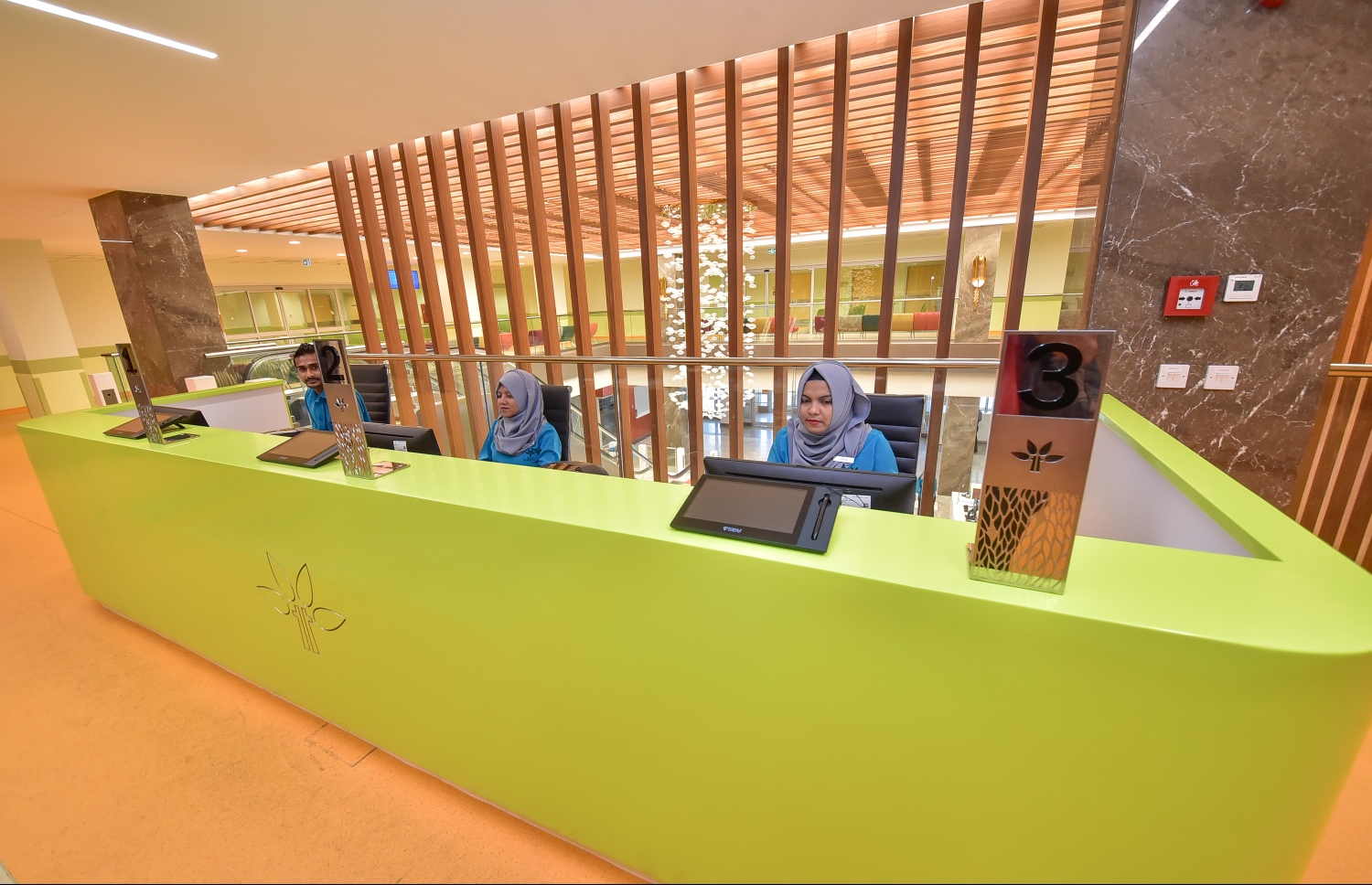 ޓްރީ ޓޮޕް ހޮސްޕިޓަލްގެ ބައެއް މުވައްޒަފުން މަސައްކަތުގައި.---ފޮޓޯ: ނިޝާން އަލީ/މިހާރު