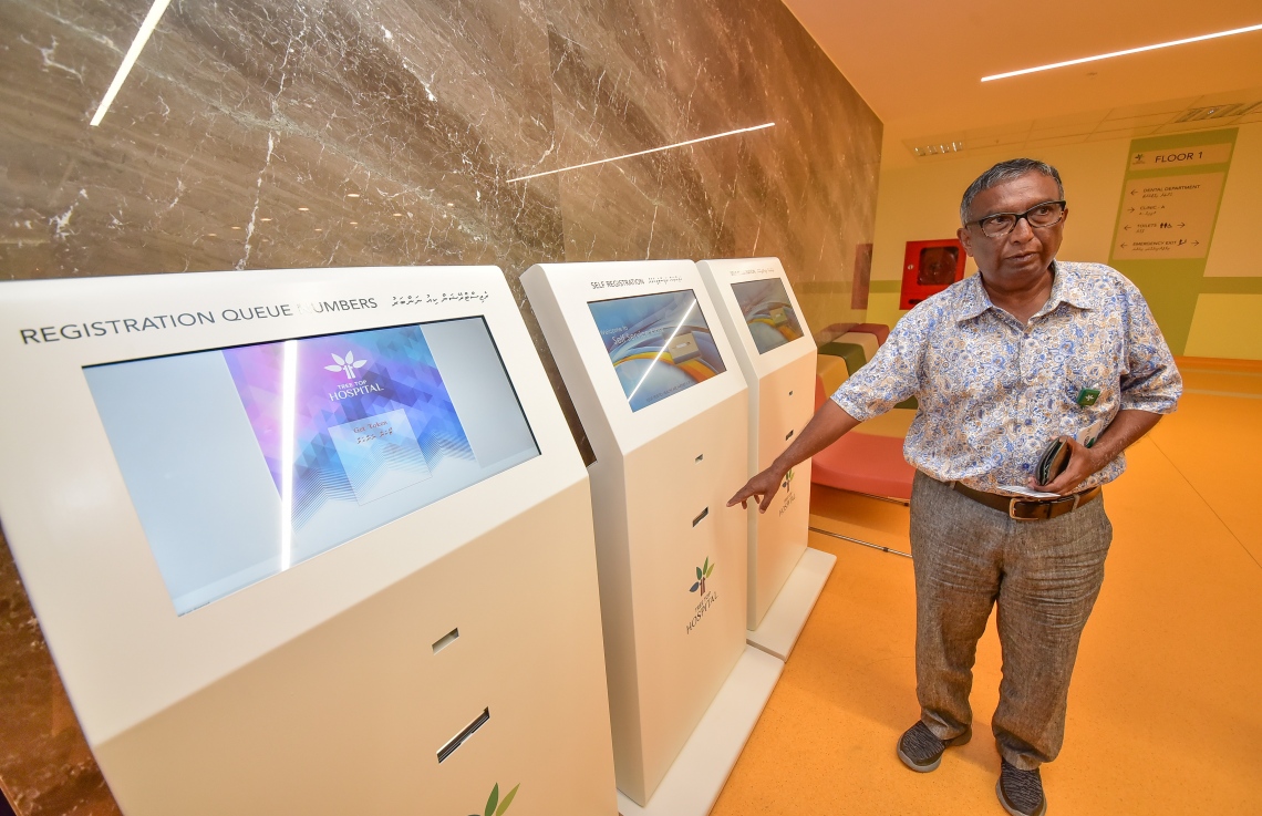 ހުޅުމާލެ: ފެބްރުއަރީ 28، 2018- ޓްރީ ޓޮޕް ހޮސްޕިޓަލް ހިންގާ ޓްރީ ޓޮޕް އިންވެސްޓްމެންޓުގެ އެއް ޑިރެކްޓަރު ސަލީމް، އެ ހޮސްޕިޓަލްގެ ޚިދުމަތް ހޯދުމަށް ރަޖިސްޓްރީ ކުރުމުގެ ކަންކަން ހިނގާ ގޮތް "މިހާރު"ގެ ނޫސްވެރިންނަށް ވިދާޅުވެ ދެއްވަނީ.---ފޮޓޯ: ނިޝާން އަލީ/މިހާރު