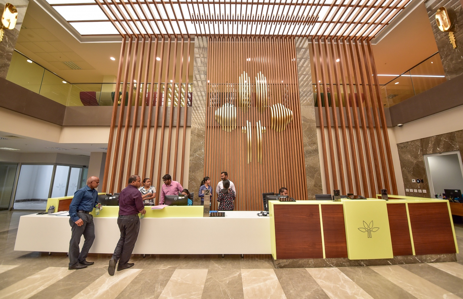 ޓްރީ ޓޮޕް ހޮސްޕިޓަލްގެ މުވައްޒަފުންތަކެއް ރިސެޕްޝަނުން ޚިދުމަތް ދެނީ.---ފޮޓޯ: ނިޝާން އަލީ/މިހާރު