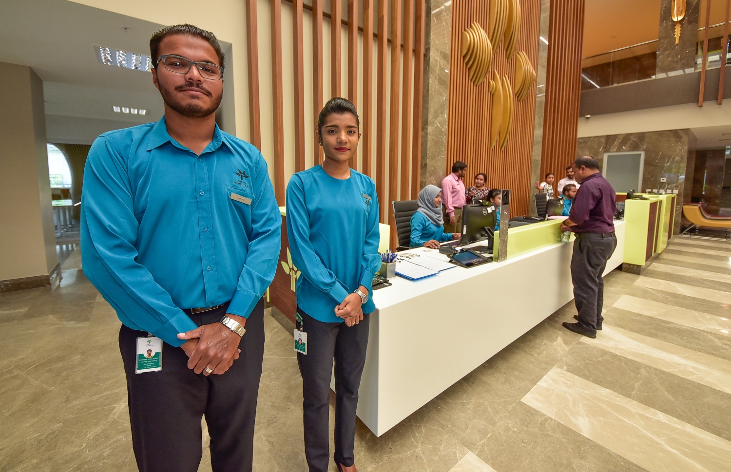 ޓްރީ ޓޮޕް ހޮސްޕިޓަލްގެ ދެ މުވައްޒަފަކު އެ ތަނުގެ ލޮބީ އޭރިއާގައި އިއްޔެ މަޑުކޮށްލައިގެން ތިބިއިރު، ރިސެޕްޝަނުން ޚިދުމަތް ދެނީ.---ފޮޓޯ: ނިޝާން އަލީ/މިހާރު