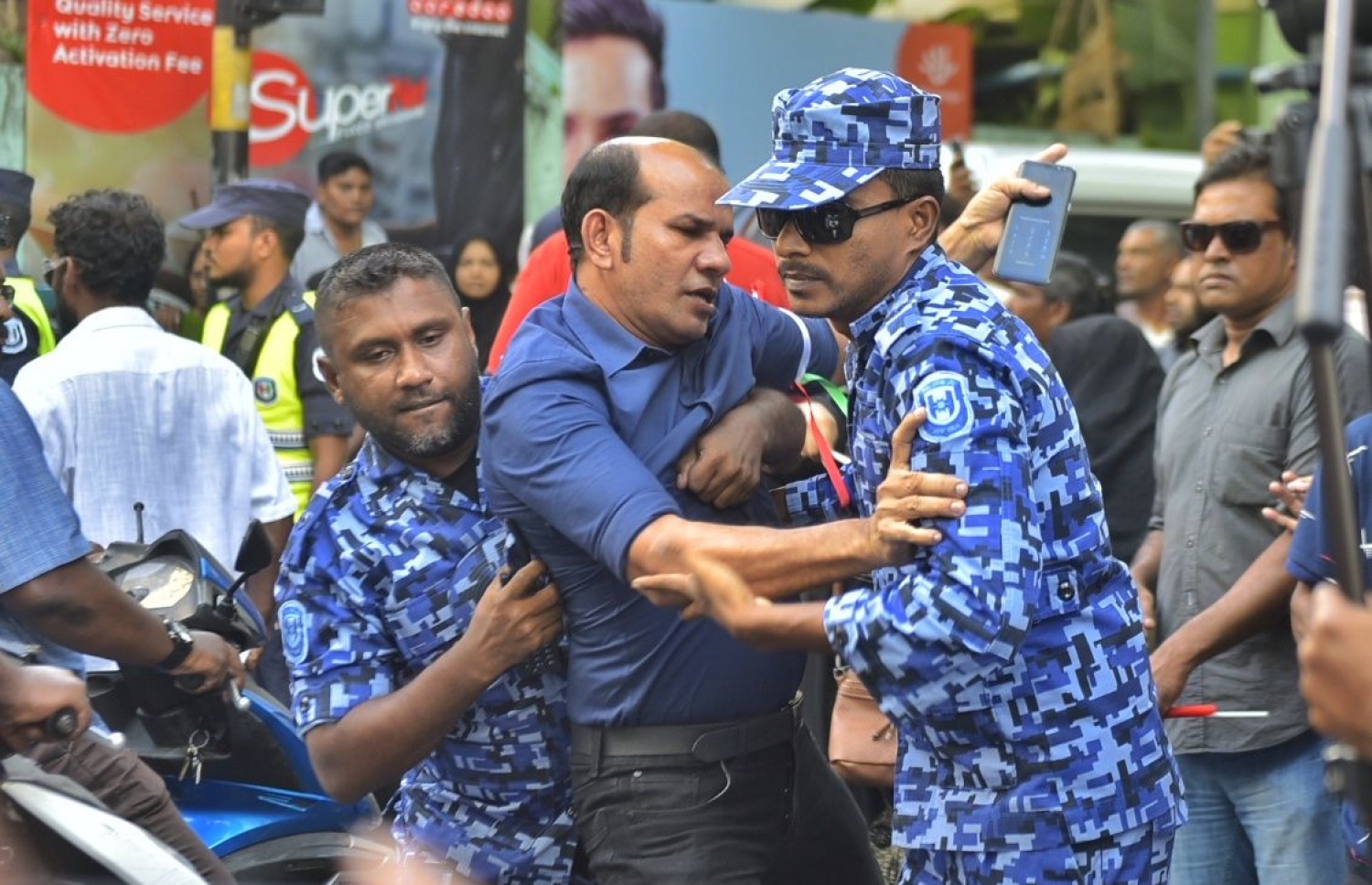 ދިއްދޫ ދާއިރާގެ މެމްބަރު ލަތީފް އެއްވުމެއްގެ ތެރެއިން ހައްޔަރުކޮށްގެން ގެންދަނީ..---ފޮޓޯ: ހުސެއިން ވަހީދު/މިހާރު