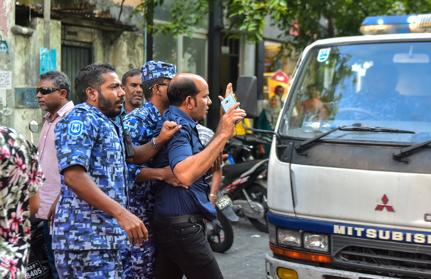 އިއްޔެ ބޭއްވި މުޒާހަރާގެ ތެރެއިން ލަތީފް ހައްޔަރުކޮށްގެން ގެންދަނީ.---ފޮޓޯ: ހުސައިން ވަހީދު/މިހާރު