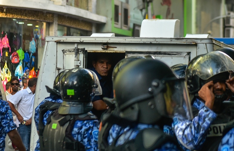 އެންމެ ބޮޑު ކުށް، ސިޔާސީ ވުން!