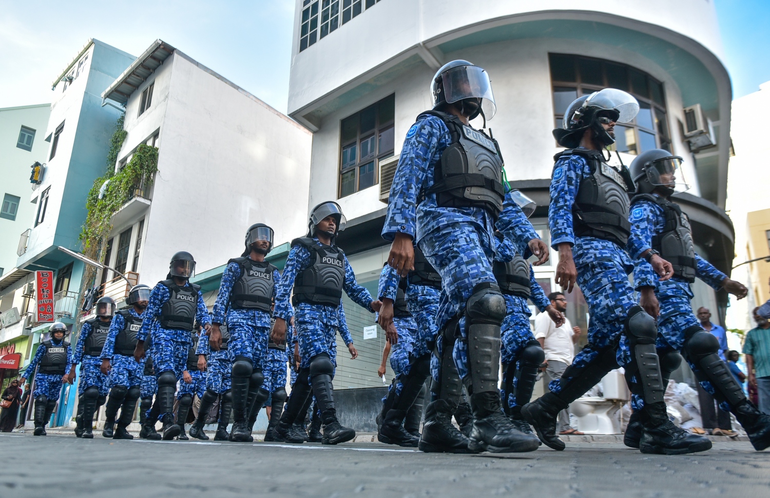 ފުލުހުން މުޒާހަރާއެއް ރޫޅާލަން ތައްޔާރުވެ ކުރިއަށް ދަނީ: އަބަދުވެސް އުޅެނީ ސިޔާސީ މީހުންގެ ފަހަތުން -- ފޮޓޯ:މިހާރު