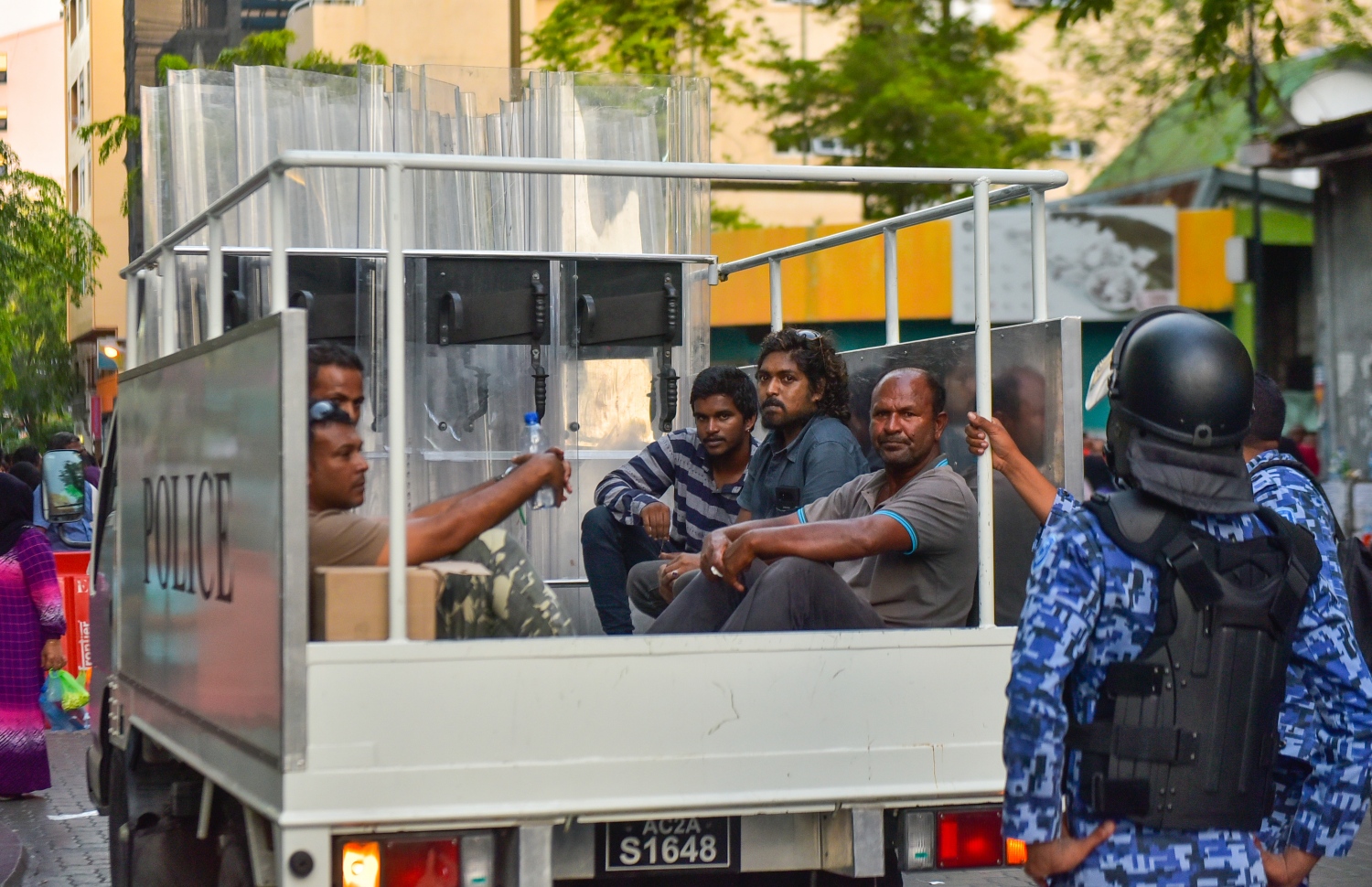 މުޒާހަރާއެއްގެ ތެރެއިން ބަޔަކު ހައްޔަރުކޮށްފައި: ސިޔާސީ ހަރަކާތުގެ ގިނަ ބަޔަކު ހައްޔަރުކުރޭ -- ފޮޓޯ: ހުސައިން ވަހީދު/މިހާރު