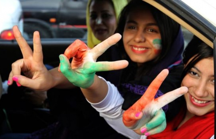 ފުޓުބޯޅަ މެޗެއް ބަލަން ދިޔަ 35 އަންހެނުން ހައްޔަރު