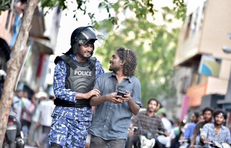 ފުލުހުންގެ "ހިނިތުންވުމު"ގެ ފޮޓޯތަކާ އެކު ބަހުސެއް