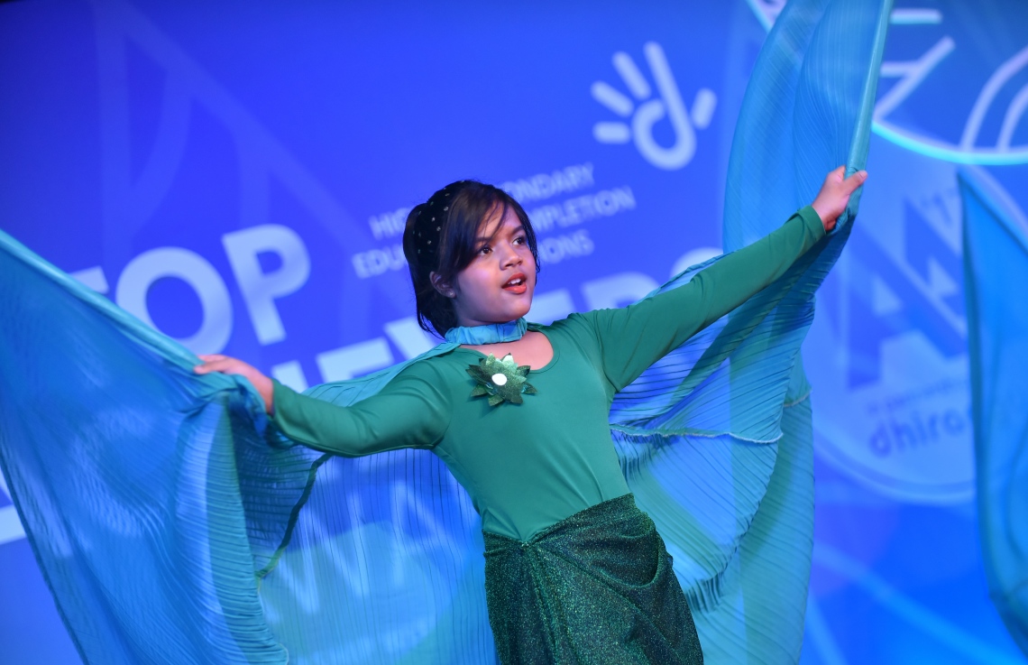 މާލެ: މާޗް 4، 2018- މިދިޔަ އަހަރުގެ އޭ ލެވެލް އިމްތިހާނުގެ ގަދަ 10 ގައި ހިމެނުނު ދަރިވަރުންނަށް އިނާމު ދިނުމަށް ބޭއްވި ރަސްމިއްޔާތުގައި ކުޑަކުއްޖަކު މުނިފޫހިފިލުވުމުގެ އައިޓަމެއް ހުށަހަޅައި ދެނީ.---ފޮޓޯ: ހުސައިން ވަހީދު/މިހާރު