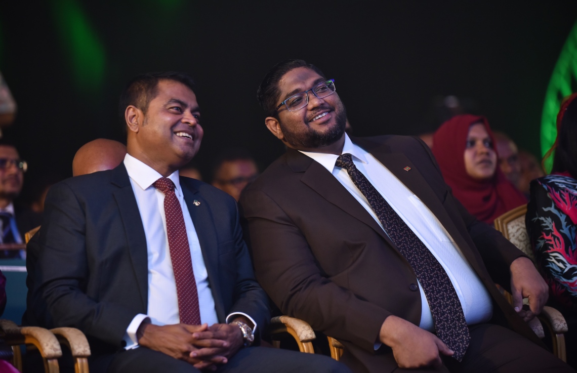 މާލެ: މާޗް 4، 2018- މިދިޔަ އަހަރުގެ އޭ ލެވެލް އިމްތިހާނުގެ ގަދަ 10 ގައި ހިމެނުނު ދަރިވަރުންނަށް އިނާމު ދިނުމަށް ބޭއްވި ރަސްމިއްޔާތުގައި ބަންޑާރަ ނައިބު އަނިލް (ކ) އަދި ތިމާވެއްޓާ ބެހޭ މިނިސްޓަރު ތޯރިގް ބައިވެރިވެވަޑައިގަންނަވަނީ.---ފޮޓޯ: ހުސައިން ވަހީދު/މިހާރު