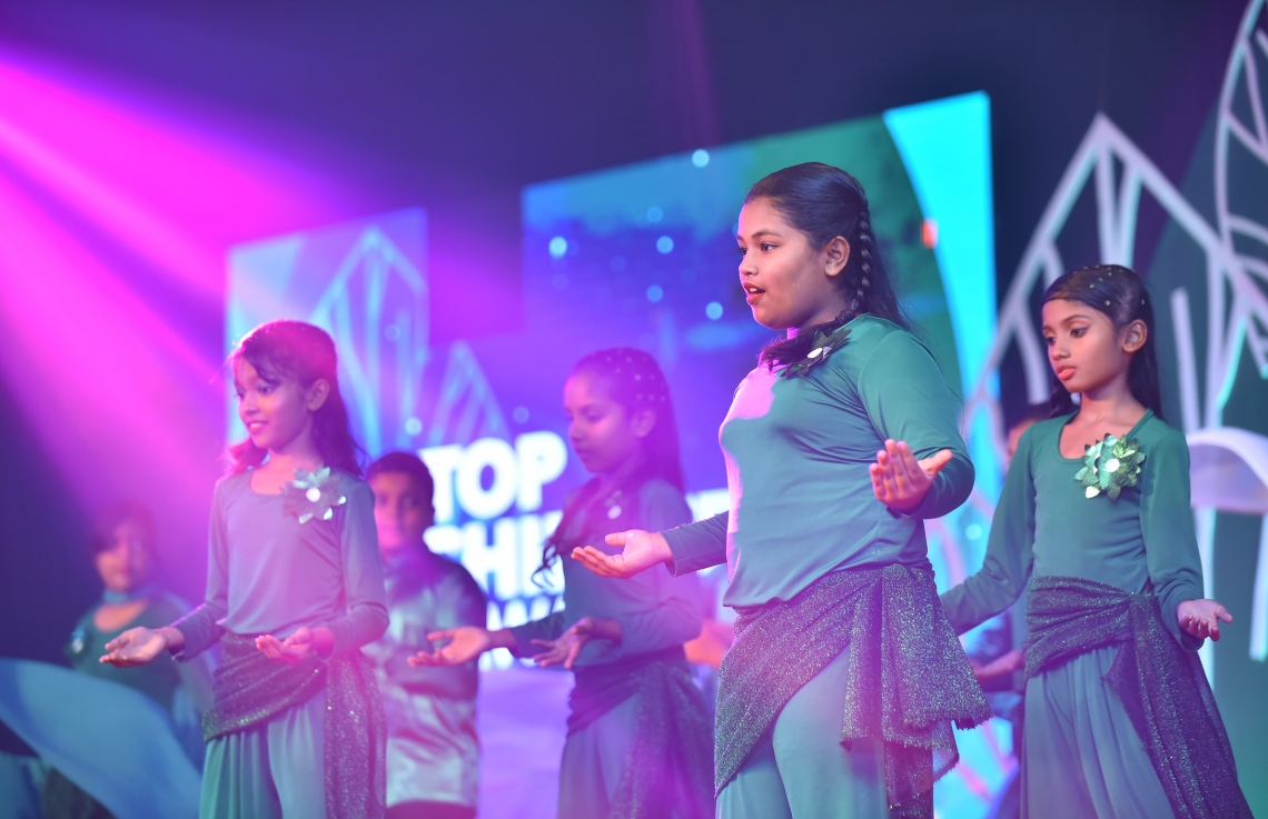 މާލެ: މާޗް 4، 2018- މިދިޔަ އަހަރުގެ އޭ ލެވެލް އިމްތިހާނުގެ ގަދަ 10 ގައި ހިމެނުނު ދަރިވަރުންނަށް އިނާމު ދިނުމަށް ބޭއްވި ރަސްމިއްޔާތުގައި މުނިފޫހިފިލުވުމުގެ އައިޓަމެއް ހުށަހަޅައި ދެނީ.---ފޮޓޯ: ހުސައިން ވަހީދު/މިހާރު