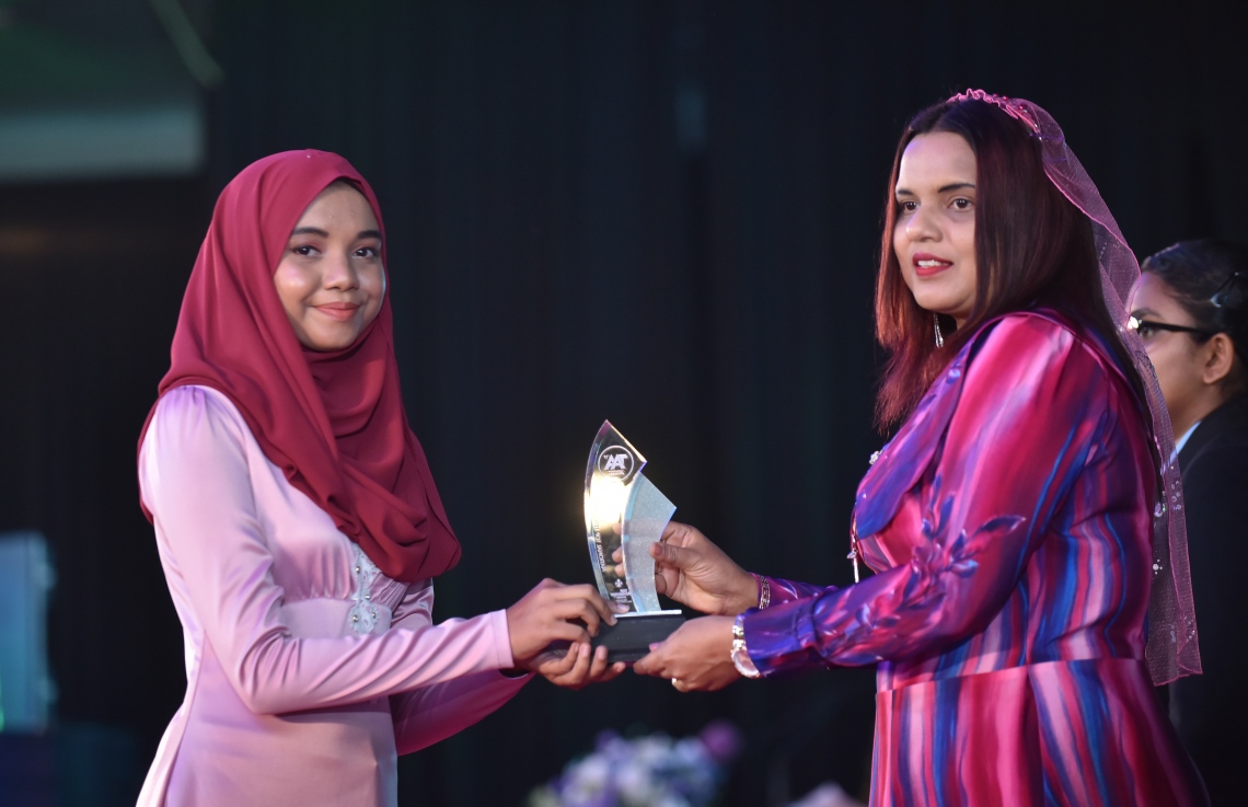 މާލެ: މާޗް 4، 2018- މިދިޔަ އަހަރުގެ އޭ ލެވެލް އިމްތިހާނުގެ ޓޮޕް އެޗީވާސް އެވޯޑް ދިނުމުގެ ރަސްމިއްޔާތުގައި، ޔޫތު އެންޑް ސްޕޯޓްސް މިނިސްޓަރު އިރުތިޝާމް އާދަމް ދަރިވަރަކަށް އިނާމު ދެއްވަނީ---ފޮޓޯ: ހުސައިން ވަހީދު/މިހާރު