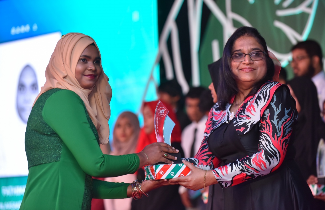 މާލެ: މާޗް 4، 2018- މިދިޔަ އަހަރުގެ އޭ ލެވެލް އިމްތިހާނުގެ ޓޮޕް އެޗީވާސް އެވޯޑް ދިނުމުގެ ރަސްމިއްޔާތުގައި، ރައީސް އޮފީހުގެ ލީގަލް އެފެއާޒް މިނިސްޓަރު އައިޝަތު އާޒިމާ ޝަކޫރު ދަރިވަރަކަށް އިނާމު ދެއްވަނީ---ފޮޓޯ: ހުސައިން ވަހީދު/މިހާރު