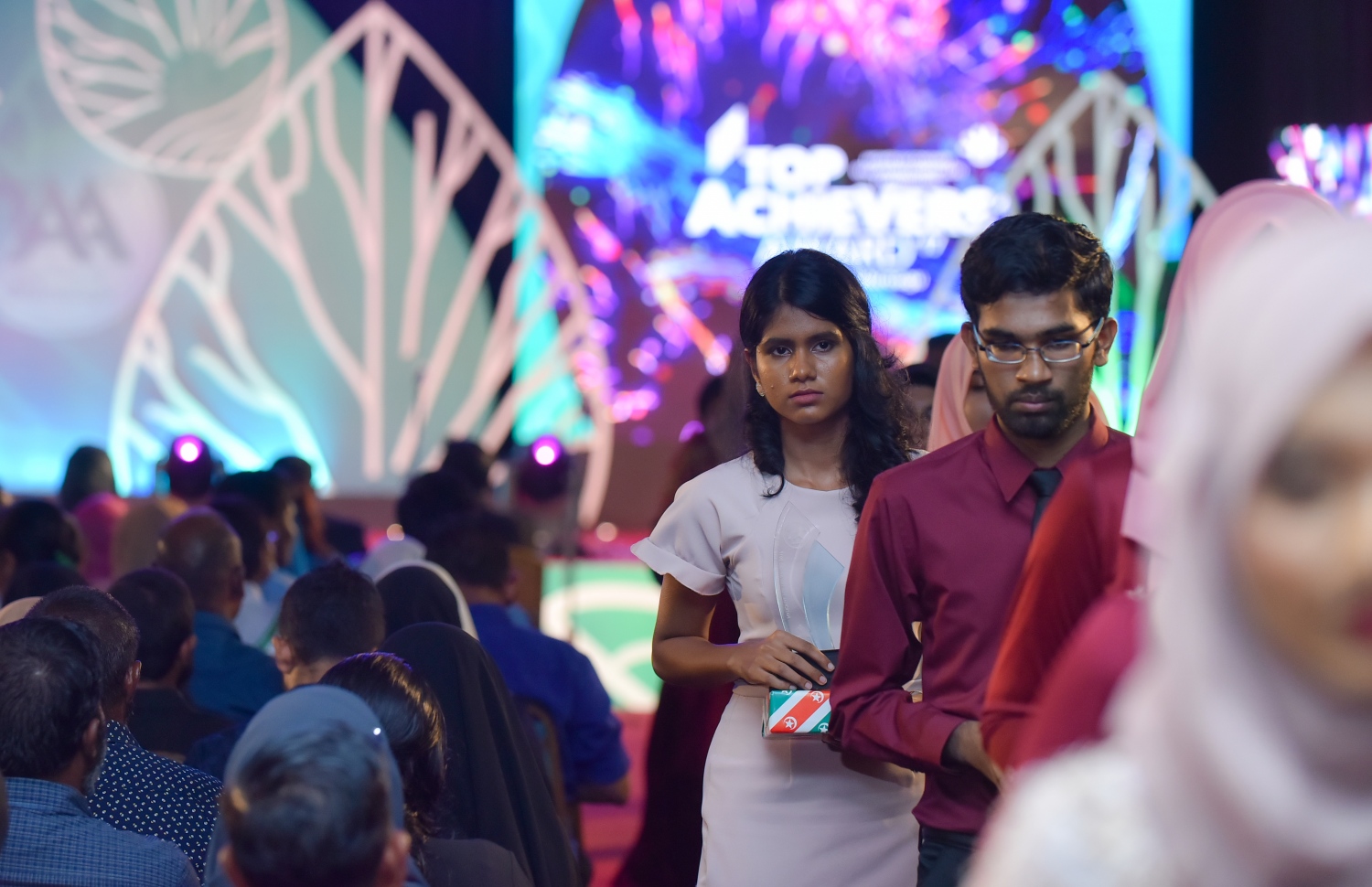 އޭލެވެލް އިމްތިހާނެއްގައި ރާއްޖޭގެ ގަދަ 10 ގައި ހިމެނުނު ދަރިވަރުންތަކެއް އެވޯޑާއެކު ސްޓޭޖުން ފައިބައިގެން ދަނީ.--ފައިލް ފޮޓޯ: މިހާރު