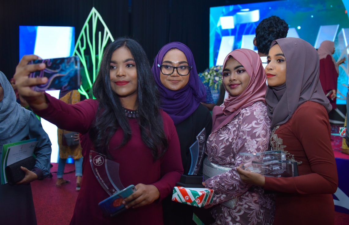 މާލެ: މާޗް 4، 2018- މިދިޔަ އަހަރުގެ އޭ ލެވެލް އިމްތިހާނުގެ ގަދަ 10 ގައި ހިމެނުނު ބައެއް ދަރިވަރުން ސެލްފީއެއް ނަގަނީ.---ފޮޓޯ: ހުސައިން ވަހީދު/މިހާރު