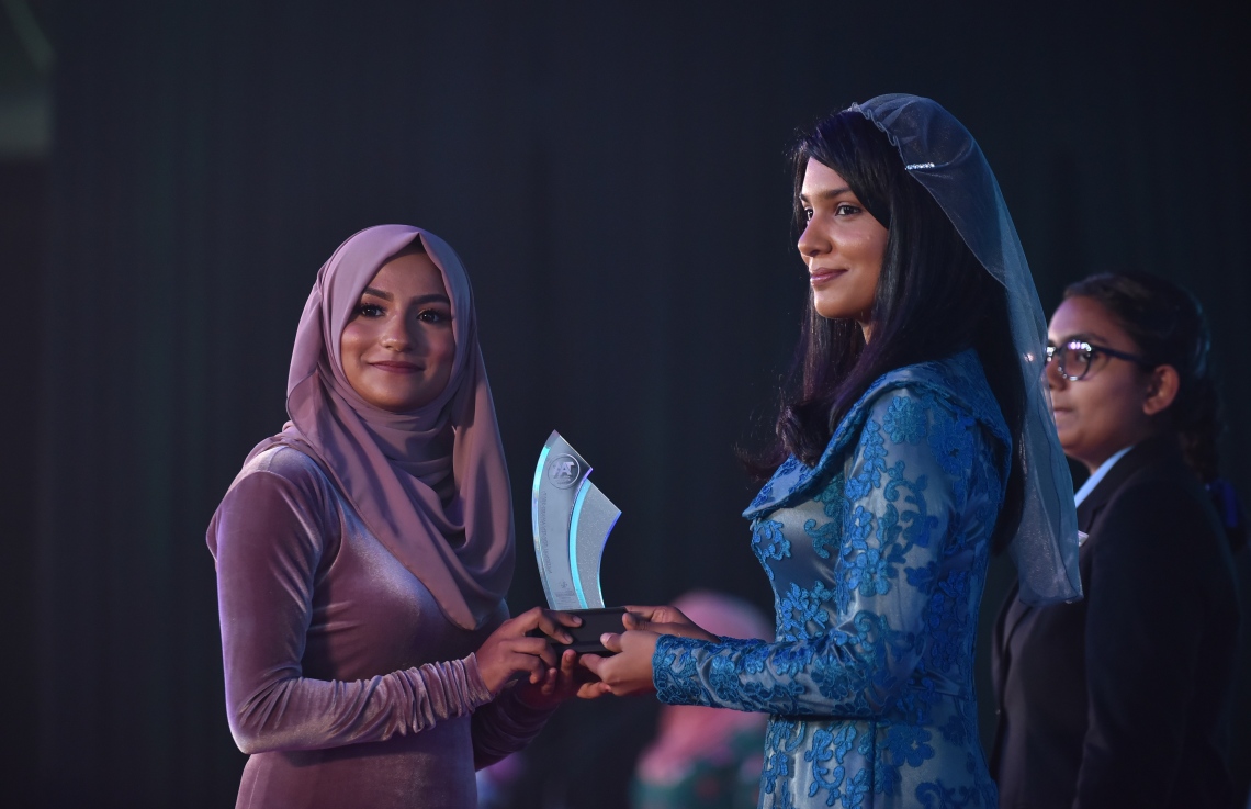 މާލެ: މާޗް 4، 2018- މިދިޔަ އަހަރުގެ އޭ ލެވެލް އިމްތިހާނުގެ ޓޮޕް އެޗީވާސް އެވޯޑް ދިނުމުގެ ރަސްމިއްޔާތުގައި، ޖެންޑާ މިނިސްޓަރު ޒެނީޝާ ދަރިވަރަކަށް އިނާމު ދެއްވަނީ---ފޮޓޯ: ހުސައިން ވަހީދު/މިހާރު