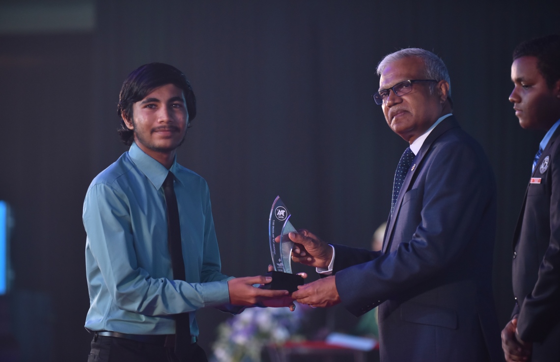 މާލެ: މާޗް 4، 2018- މިދިޔަ އަހަރުގެ އޭ ލެވެލް އިމްތިހާނުގެ ޓޮޕް އެޗީވާސް އެވޯޑް ދިނުމުގެ ރަސްމިއްޔާތުގައި، ފޮރިން މިނިސްޓަރު ޑރ. އާސިމް ދަރިވަރަކަށް އިނާމު ދެއްވަނީ---ފޮޓޯ: ހުސައިން ވަހީދު/މިހާރު