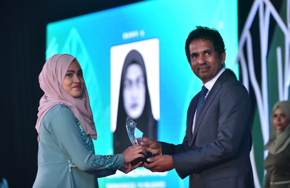 މާލެ: މާޗް 4، 2018- މިދިޔަ އަހަރުގެ އޭ ލެވެލް އިމްތިހާނުގެ ޓޮޕް އެޗީވާސް އެވޯޑް ދިނުމުގެ ރަސްމިއްޔާތުގައި، އިކޮނޮމިކް މިނިސްޓަރު މުހައްމަދު ސައީދު ދަރިވަރަކަށް އިނާމު ދެއްވަނީ---ފޮޓޯ: ހުސައިން ވަހީދު/މިހާރު