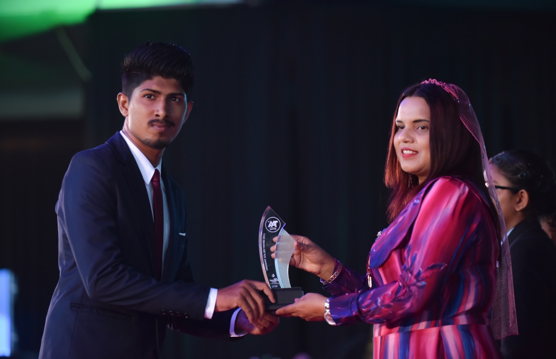 މާލެ: މާޗް 4، 2018- މިދިޔަ އަހަރުގެ އޭ ލެވެލް އިމްތިހާނުގެ ޓޮޕް އެޗީވާސް އެވޯޑް ދިނުމުގެ ރަސްމިއްޔާތުގައި، ޔޫތު އެންޑް ސްޕޯޓްސް މިނިސްޓަރު އިރުތިޝާމް އާދަމް ދަރިވަރަކަށް އިނާމު ދެއްވަނީ---ފޮޓޯ: ހުސައިން ވަހީދު/މިހާރު