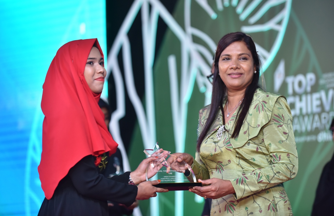 މާލެ: މާޗް 4، 2018- މިދިޔަ އަހަރުގެ އޭ ލެވެލް އިމްތިހާނުގެ ޓޮޕް އެޗީވާސް އެވޯޑް ދިނުމުގެ ރަސްމިއްޔާތުގައި އެޑިއުކޭޝަން މިނިސްޓަރު އައިޝަތު ޝިހާމް ދަރިވަރަކަށް އިނާމު ދެއްވަނީ---ފޮޓޯ: ހުސައިން ވަހީދު/މިހާރު