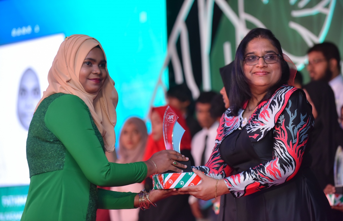 މާލެ: މާޗް 4، 2018- މިދިޔަ އަހަރުގެ އޭ ލެވެލް އިމްތިހާނުގެ ޓޮޕް އެޗީވާސް އެވޯޑް ދިނުމުގެ ރަސްމިއްޔާތުގައި، ރައީސް އޮފީހުގެ ލީގަލް އެފެއާޒް މިނިސްޓަރު އައިޝަތު އާޒިމާ ޝަކޫރު ދަރިވަރަކަށް އިނާމު ދެއްވަނީ---ފޮޓޯ: ހުސައިން ވަހީދު/މިހާރު