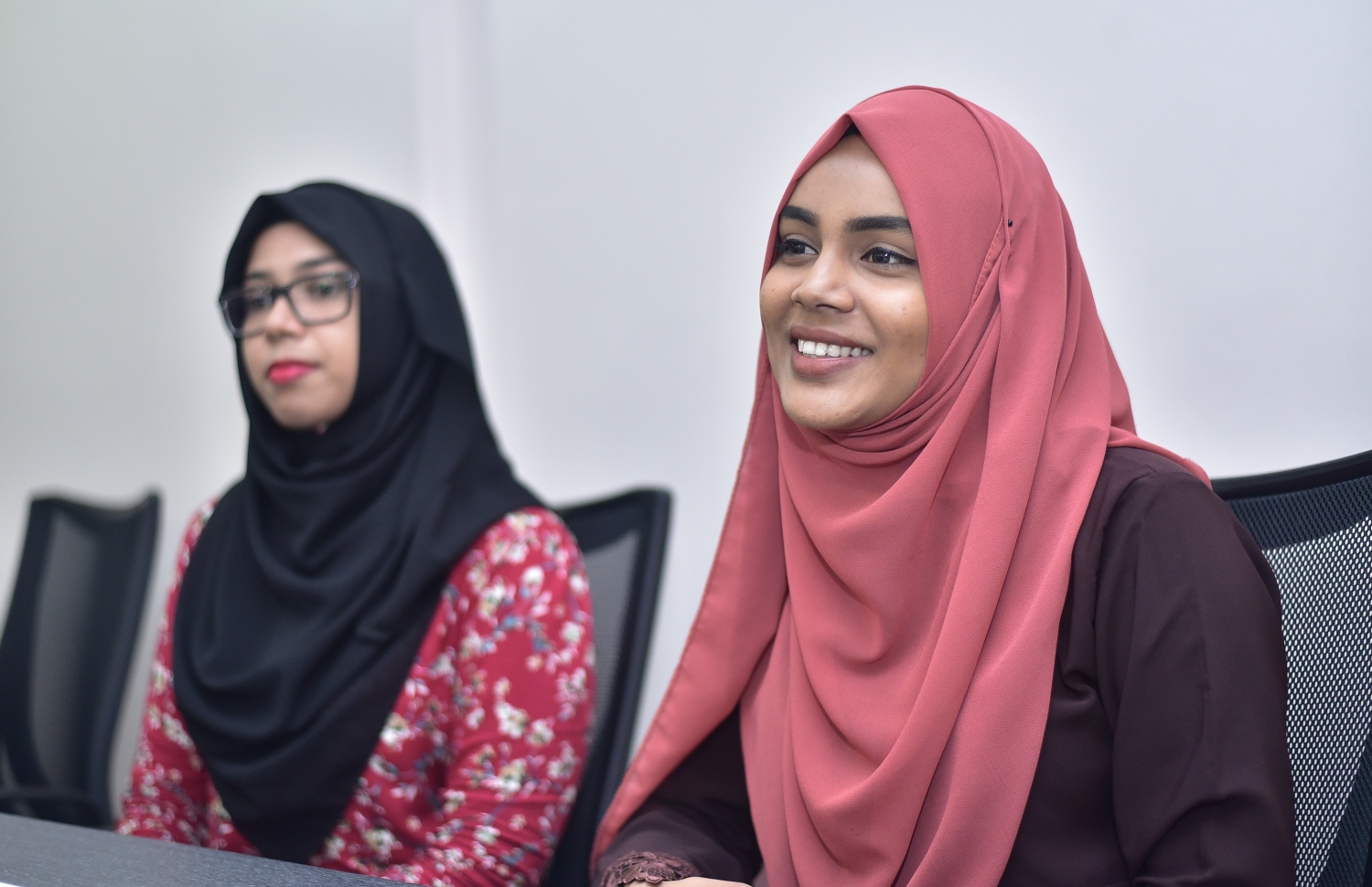 އަޒްމާ "މިހާރު"އަށް އިންޓަވިއު ދެނީ: ކުރިއަށް ދާނީ މެޑިސިންގެ ރޮނގުން -- ފޮޓޯ: ނިޝާން އަލީ/ މިހާރު