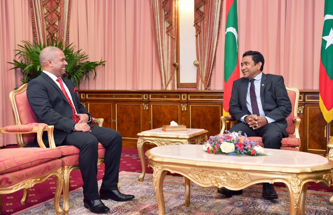 މާލެ: މާޗް 6، 2018- އިލެކްޝަންސް ކޮމިޝަންގެ މެމްބަރު ކަމަށް ޝަރީފް އައްޔަން ކުރެއްވުމަށް ފަހު، ރައީސް އަބްދުﷲ ޔާމީން އޭނާއާ ބައްދަލުކުރައްވަނީ.---ފޮޓޯ: ރައީސް އޮފީސް