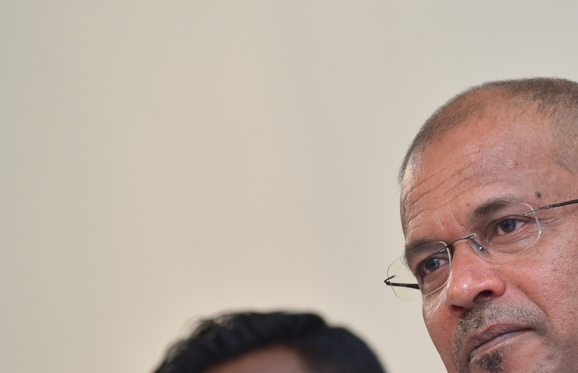 މާލެ: މާޗް 6، 2018- އިލެކްޝަންސް ކޮމިޝަންގެ ރައީސްގެ މަގާމާ އަހުމަދު ޝަރީފް މިއަދު ހަވާލުވެވަޑައިގަތުމަށް ފަހު ފުރަތަމަ ފަހަރަށް ބޭއްވި ނިއުސް ބްރީފިންގައި ވާހަކަ ދައްކަވަނީ.---ފޮޓޯ: ހުސެއިން ވަހީދު/މިހާރު