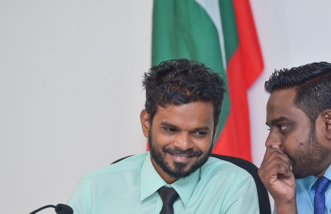 މާލެ: މާޗް 6، 2018- އިލެކްޝަންސް ކޮމިޝަންގެ ރައީސްގެ މަގާމާ އަހުމަދު ޝަރީފް މިއަދު ހަވާލުވެވަޑައިގަތުމަށް ފަހު ބޭއްވި ނިއުސް ބްރީފިންގައި އެ ކޮމިޝަންގެ ދެ މެމްބަރެއް ކަމަށްވާ އަކްރަމް (ކ) އަދި ޝަކީލް ހިޔާލު ބަދަލު ކުރައްވަނީ.---ފޮޓޯ: ހުސެއިން ވަހީދު/މިހާރު