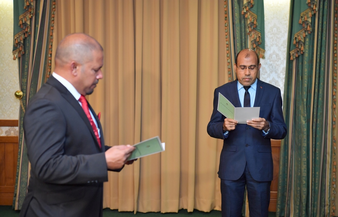 މާލެ: މާޗް 6، 2018- އިލެކްޝަންސް ކޮމިޝަންގެ މެމްބަރުކަމުގެ ހުވާ، ސުޕްރީމް ކޯޓުގެ ފަނޑިޔާރު އާދަމް މުހައްމަދު، އަހުމަދު ޝަރީފަށް މިއަދު ލައި ދެއްވަނީ.---ފޮޓޯ: ރައީސް އޮފީސް