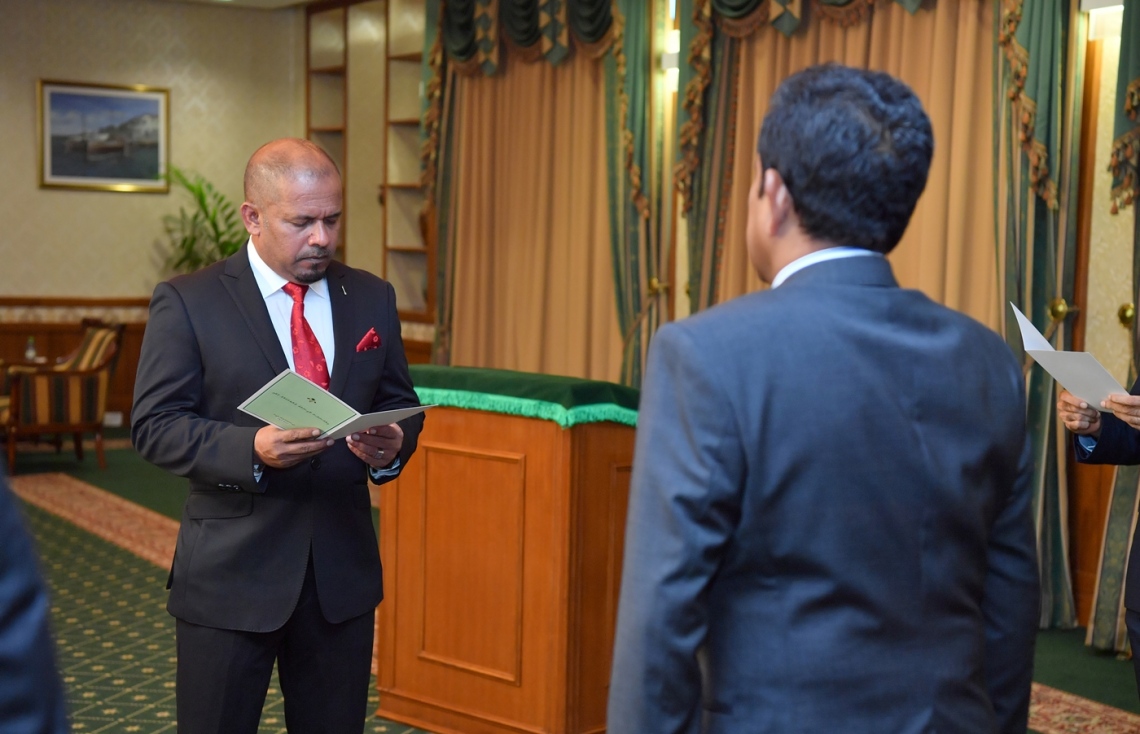 މާލެ: މާޗް 6، 2018- އިލެކްޝަންސް ކޮމިޝަންގެ މެމްބަރުކަމުގެ ހުވާ ރައީސް ޔާމީންގެ ކުރިފުޅުމަތީގައި އަހުމަދު ޝަރީފް މިއަދު ކުރައްވަނީ.---ފޮޓޯ: ރައީސް އޮފީސް