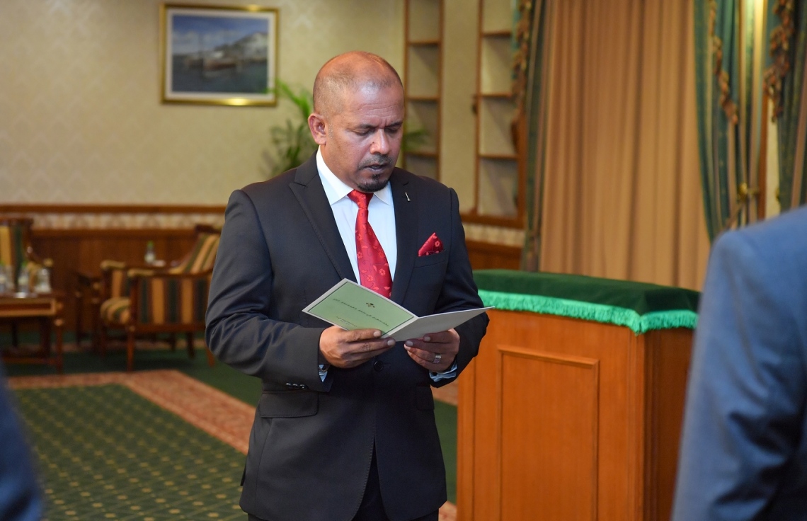 މާލެ: މާޗް 6، 2018- އިލެކްޝަންސް ކޮމިޝަންގެ މެމްބަރުކަމުގެ ހުވާ އަހުމަދު ޝަރީފް، ރައީސް ޔާމީންގެ ކުރިފުޅުމަތީގައި މިއަދު ކުރައްވަނީ.---ފޮޓޯ: ރައީސް އޮފީސް