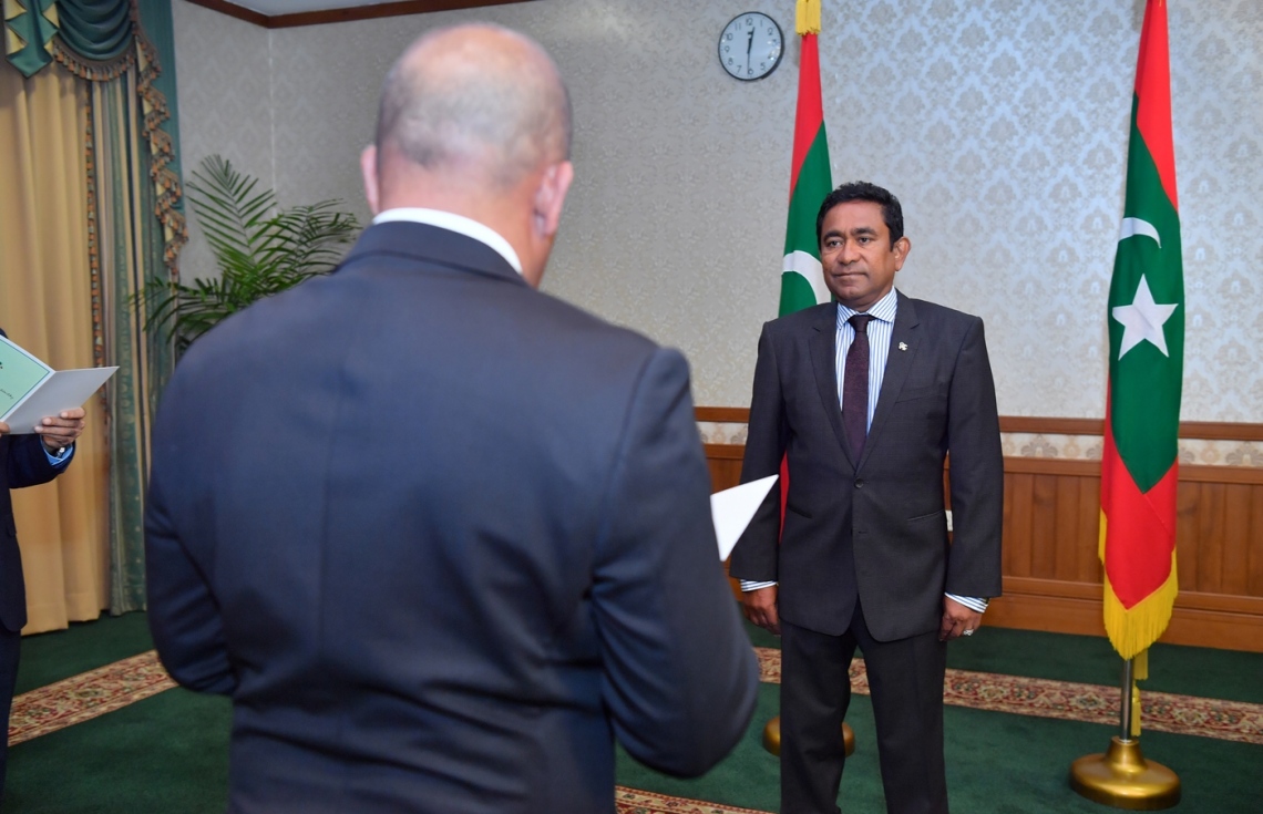 މާލެ: މާޗް 6، 2018- އިލެކްޝަންސް ކޮމިޝަންގެ މެމްބަރުކަމުގެ ހުވާ އަހުމަދު ޝަރީފް، ރައީސް ޔާމީންގެ ކުރިފުޅުމަތީގައި މިއަދު ކުރައްވަނީ.---ފޮޓޯ: ރައީސް އޮފީސް