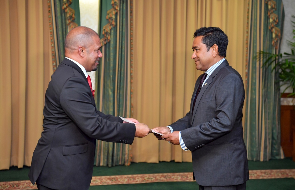 މާލެ: މާޗް 6، 2018- އިލެކްޝަންސް ކޮމިޝަންގެ މެމްބަރުކަމުގެ ލިޔުން ރައީސް ޔާމީން، އަހުމަދު ޝަރީފްއާ މިއަދު ހަވާލުކޮށްދެއްވަނީ: ކޮމިޝަންގެ މެމްބަރުންގެ މެދުގައި ނެގި ވޯޓުން ޝަރީފަށް ވަނީ އެތަނުގެ ރައީސް ކަމަށް ހަމަޖައްސާފައި.---ފޮޓޯ: ރައީސް އޮފީސް