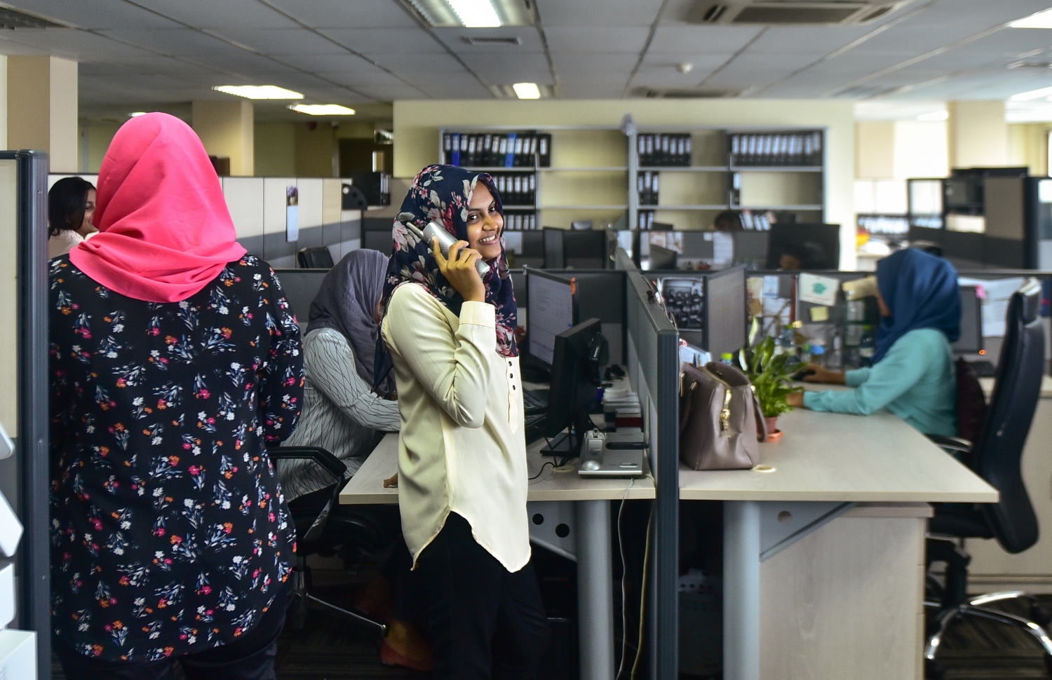 އެމްއެމްއޭގެ މުވައްޒަފުންތަކެއް މިދިޔަ ބުދަދުވަހު މަސައްކަތުގައި. ފޮޓޯ: ހުސައިން ވަހީދު/ މިހާރު