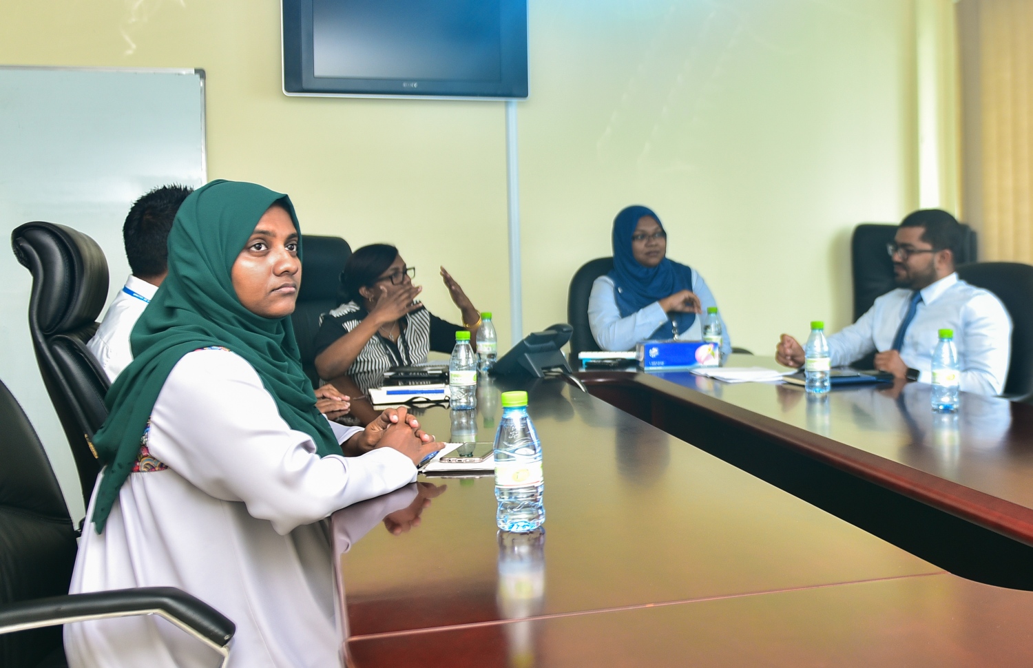 މިދިޔަ ބުދަދުވަހު ބައްދަލުވުމެއްގައި މުވައްޒަފުން މަޝްވަރާކުރަނީ: އެމްއެމްއޭގައި ދެ ޖިންސުގެ މުވައްޒަފުން އުޅެނީ އެއް ވަރަކަށް. ފޮޓޯ: ހުސައިން ވަހީދު/ މިހާރު