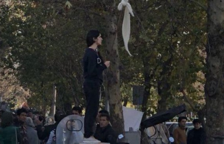 އާއްމު ތަނެއްގައި ބުރުގާ ބޭލި އީރާނުގެ އަންހެން މީހާ ޖަލަށް